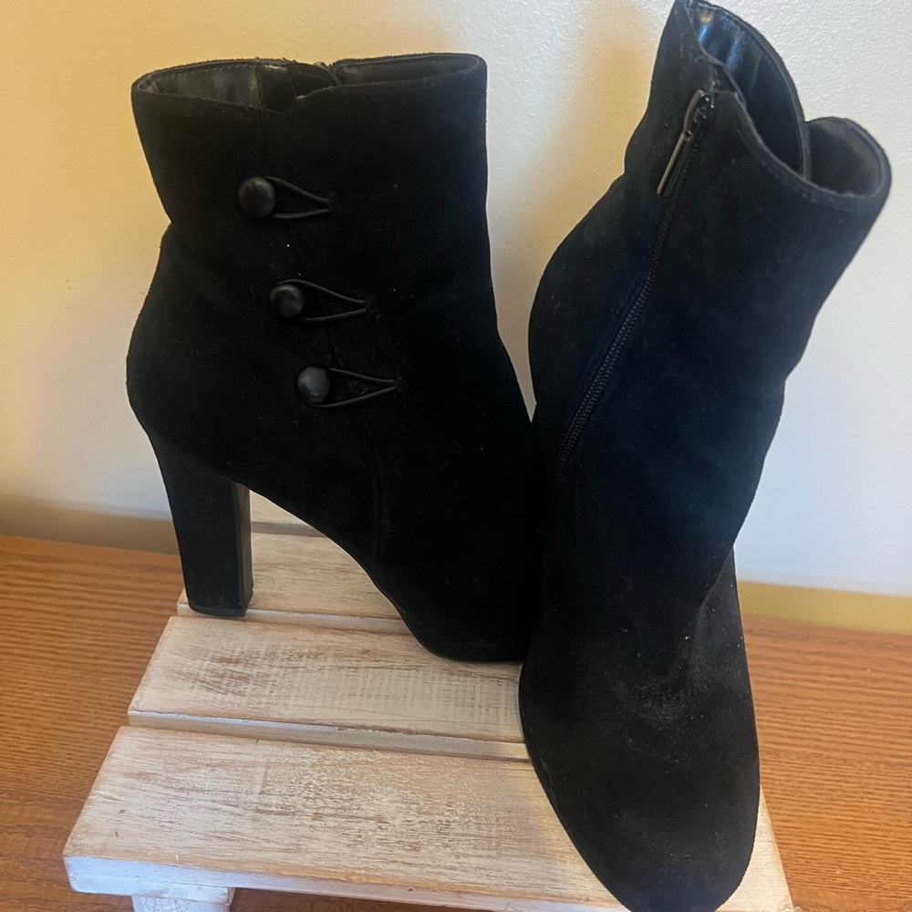 Women’s size 9 faux suede boots